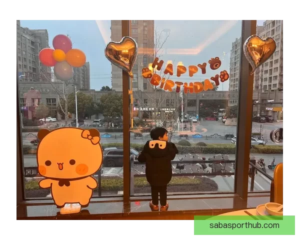 小宝生日快乐 李月汝分享庆祝照 自信微笑为自己干杯被爱环绕
